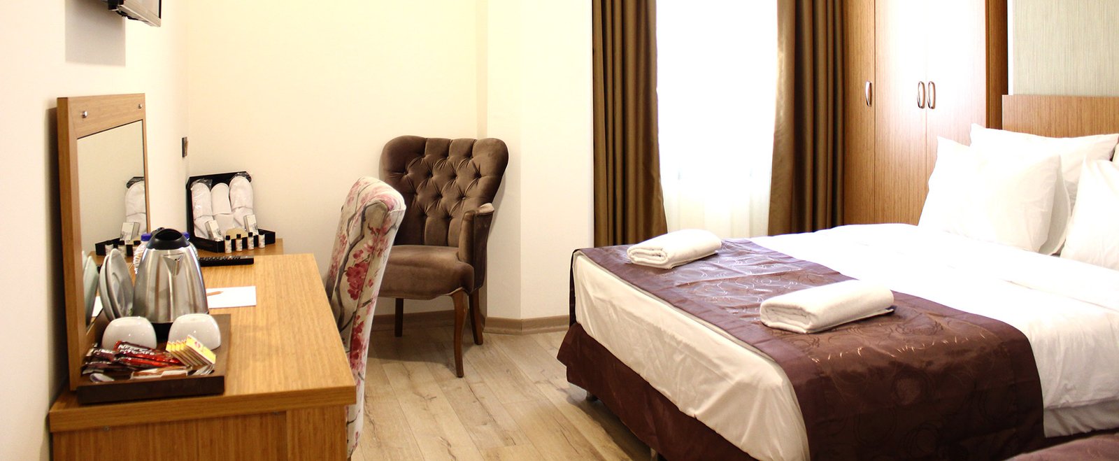 realist-hotel-slide-1